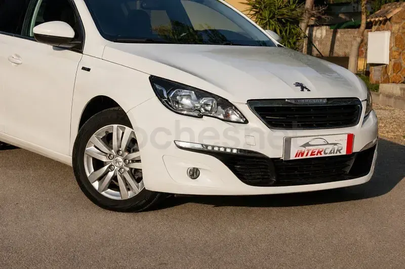 Usado Peugeot 308 Allure 110 CV (80 kW) 2015 Blanco Berlina