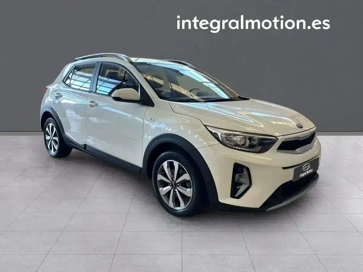 Usado Kia Stonic 84 CV (61 kW) 2023 Blanco SUV