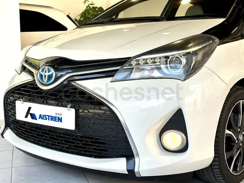 Usado Toyota Yaris Hybrid 100 CV (73 kW) 2017 Blanco Berlina