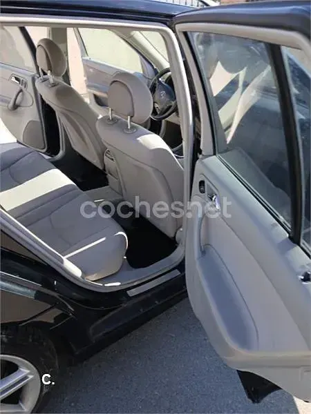 Usado Mercedes C220 Classic 150 CV (110 kW) 2005 Negro Familiar
