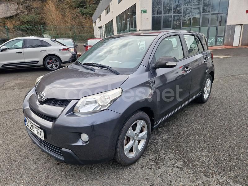 Usado Toyota Urban Cruiser Active 99 CV (72 kW) 2011 Gris / plata Berlina