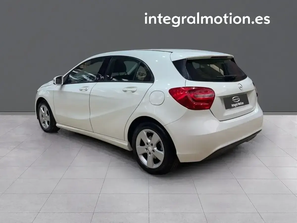 Usado Mercedes A180 Urban 122 CV (89 kW) 2014 Blanco Utilitario