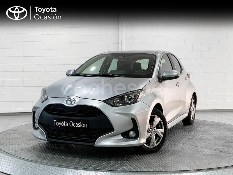 Gris / plata Usado 2025 Toyota Yaris Hybrid Active Berlina | 23.400 € (Precio justo) - Imagen 1/4