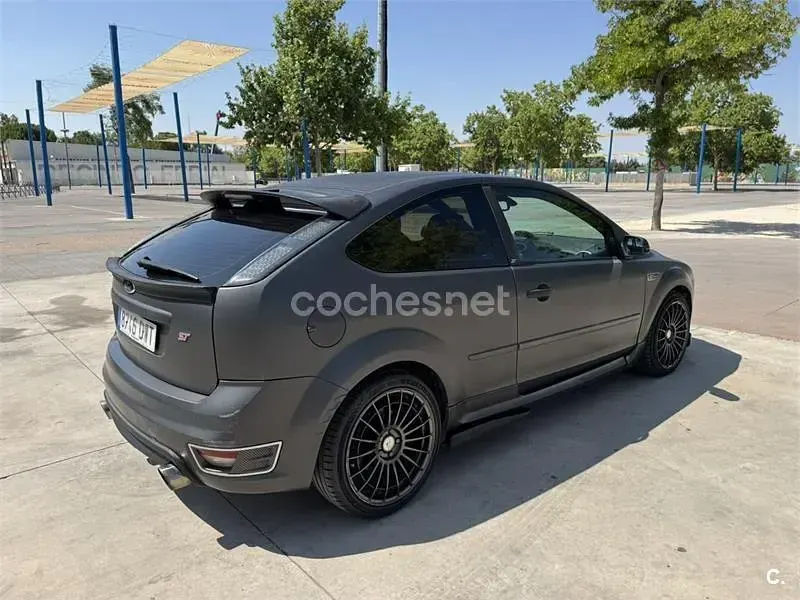 Usado Ford Focus ST 225 CV (165 kW) 2006 Gris / plata Berlina