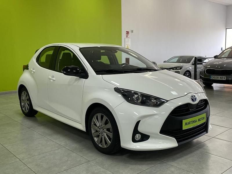 Usado Toyota Yaris Hybrid Active 116 CV (85 kW) 2021 Blanco Berlina