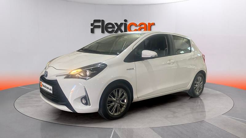 Usado Toyota Yaris Hybrid Active 100 CV (73 kW) 2019 Blanco Berlina