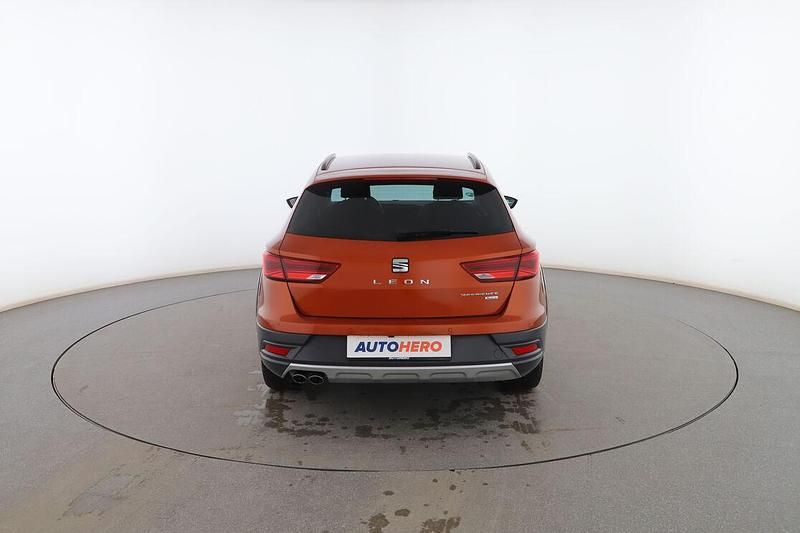 Usado Seat Leon 4Drive 150 CV (110 kW) 2019 Naranja Familiar