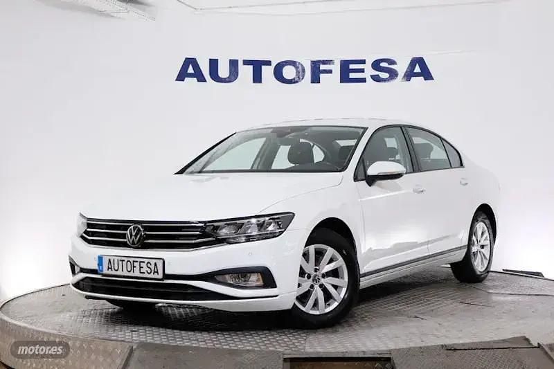 Plateado Usado 2022 VW Passat Berlina | 19.850 € (Precio justo) - Imagen 1/4
