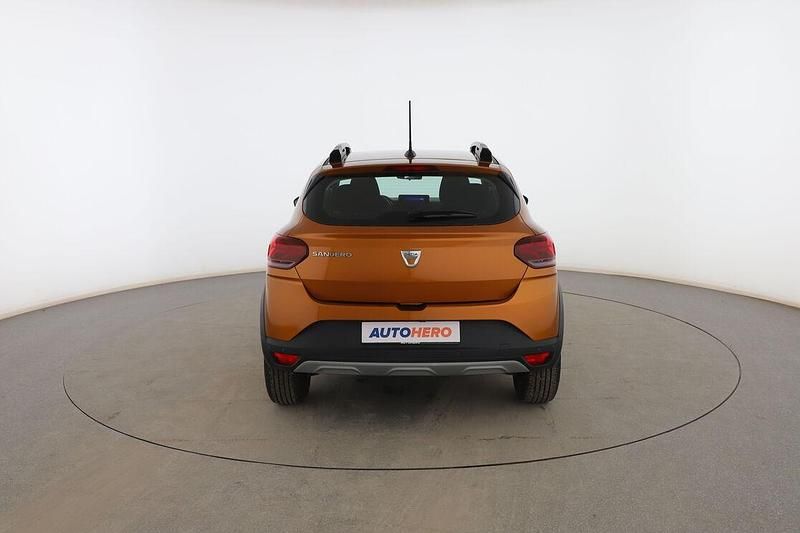 Usado Dacia Sandero Comfort 91 CV (66 kW) 2022 Naranja SUV