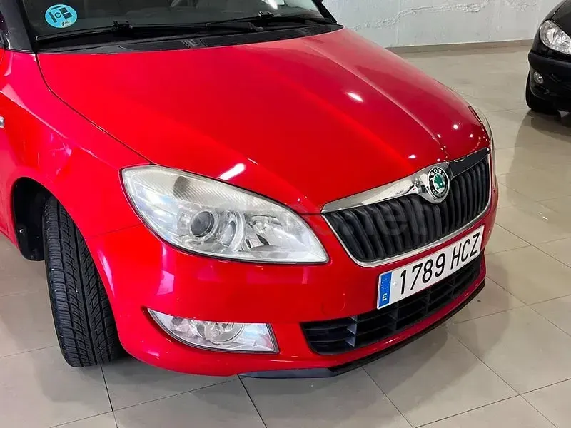 Usado Skoda Fabia Ambition 60 CV (44 kW) 2011 Rojo Berlina