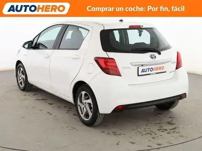 Usado Toyota Yaris Hybrid Active 101 CV (74 kW) 2015 Blanco Berlina