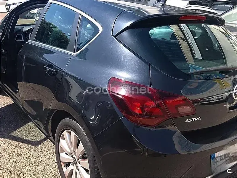 Usado Opel Astra Selective 110 CV (80 kW) 2014 Negro Berlina