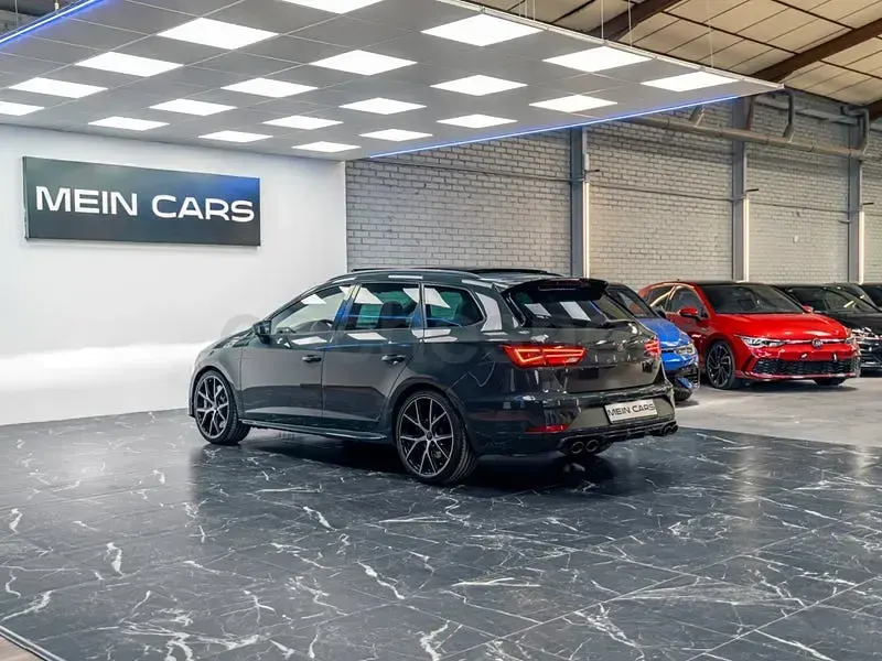 Usado Seat Leon 4Drive 300 CV (220 kW) 2020 Gris / plata Familiar