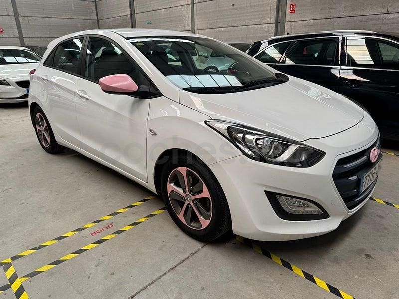 Usado Hyundai i30 110 CV (80 kW) 2015 Blanco Berlina