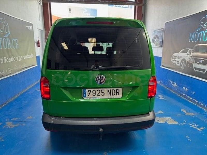Usado VW Caddy Maxi 102 CV (75 kW) 2020 Verde Monovolumen