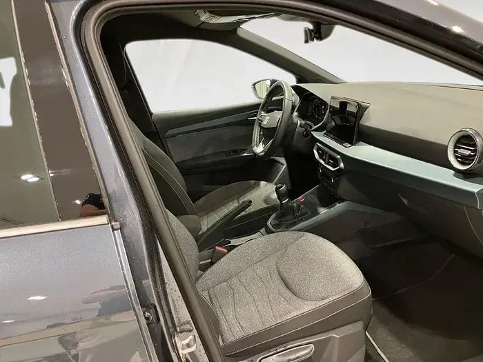 Usado Seat Arona Xperience 115 CV (84 kW) 2025 Gris / plata SUV