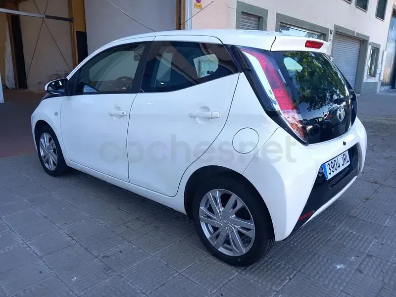 Usado Toyota Aygo X-cite 69 CV (50 kW) 2016 Blanco Utilitario