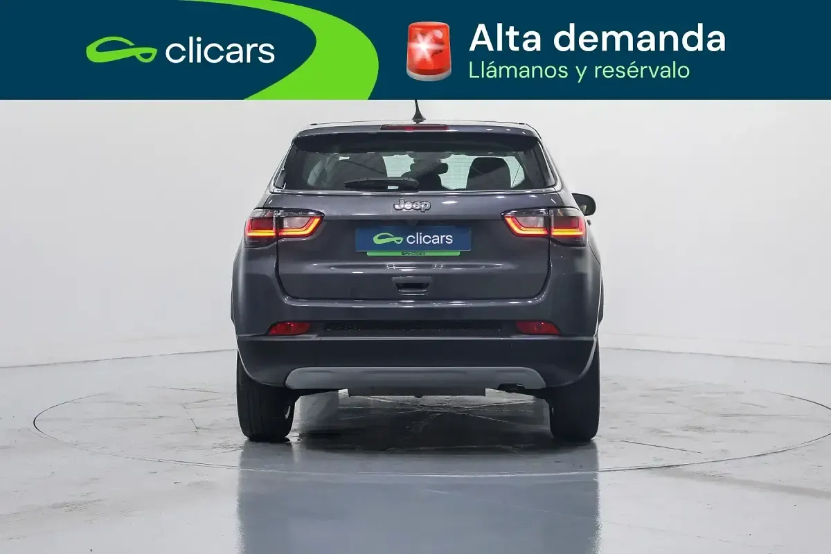 Usado Jeep Compass Altitude 130 CV (95 kW) 2025 Gris / plata SUV