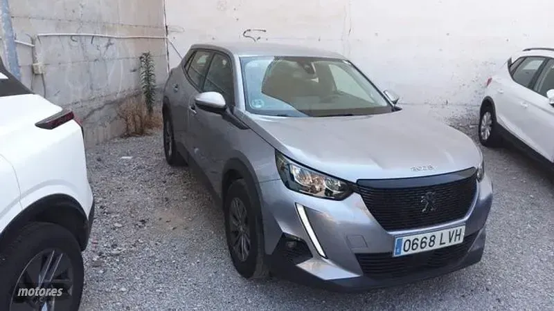 Usado Peugeot 2008 Active 110 CV (80 kW) 2021 Gris SUV