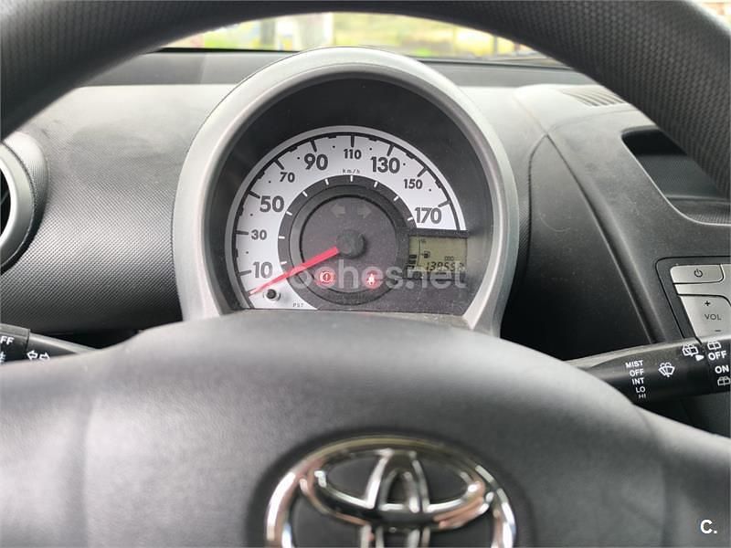 Usado Toyota Aygo Live 68 CV (50 kW) 2013 Gris / plata Utilitario
