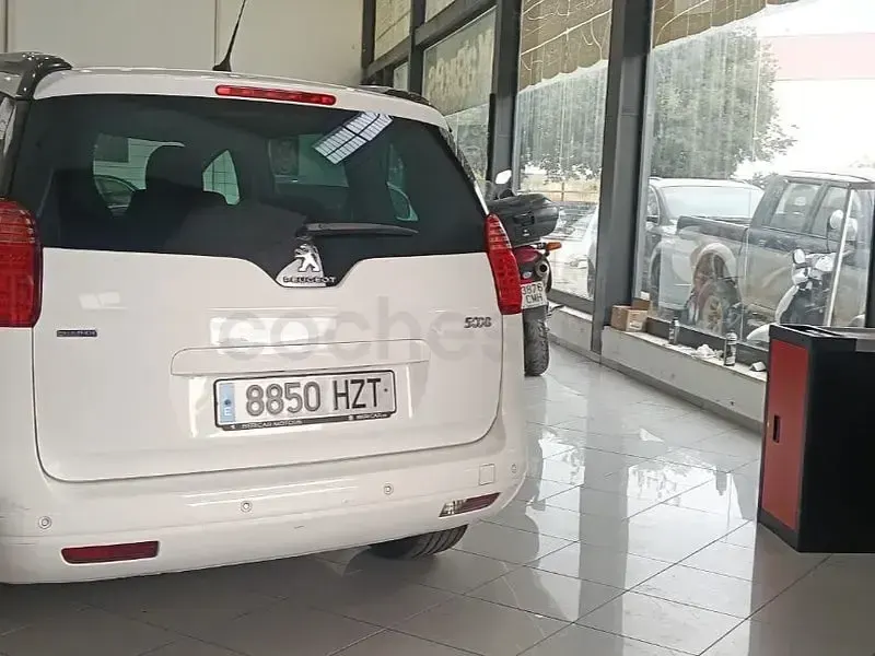 Usado Peugeot 5008 Active 120 CV (88 kW) 2014 Blanco Monovolumen
