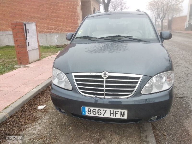 Usado Ssangyong (KGM) Rodius Limited 165 CV (121 kW) 2011 Gris Monovolumen