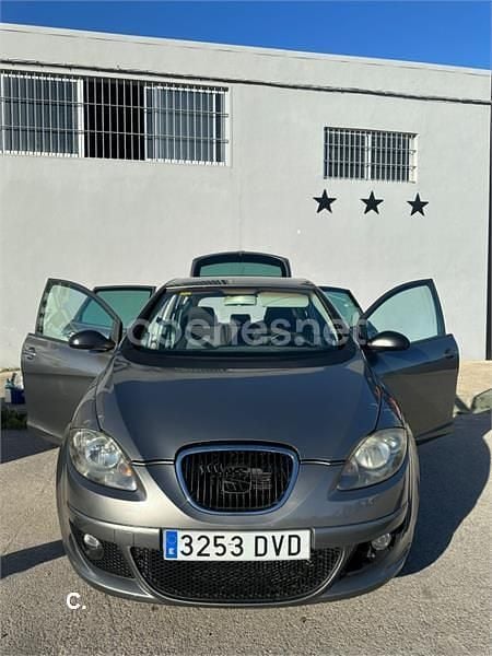 Usado Seat Altea Sport 105 CV (77 kW) 2005 Gris / plata Monovolumen