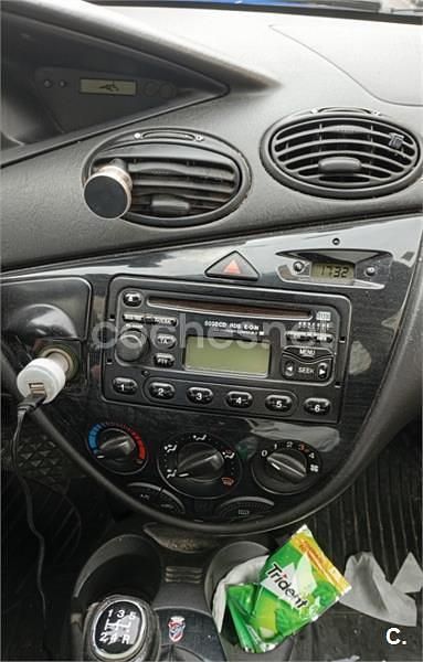 Usado Ford Focus Ghia 100 CV (73 kW) 2001 Gris / plata Berlina