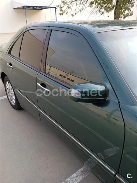 Verde Usado 2000 Mercedes E200 Elegance Berlina | 3800 € - Imagen 1/4