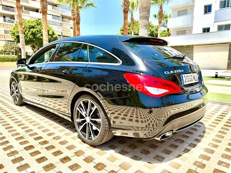 Usado Mercedes CLA220 Shooting Brake 177 CV (130 kW) 2015 Negro Familiar