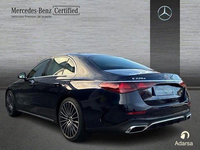 Usado Mercedes E220 AMG line 197 CV (144 kW) 2025 Azul náutico Berlina