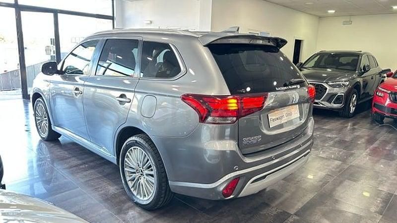 Usado Mitsubishi Outlander P-HEV Motion 224 CV (164 kW) 2020 Gris / plata SUV