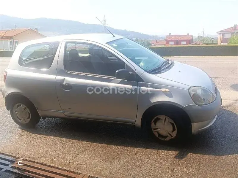 Usado Toyota Yaris Sol 68 CV (50 kW) 1999 Gris / plata Berlina