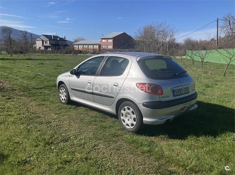 Usado Peugeot 206 70 CV (51 kW) 2004 Gris / plata Berlina