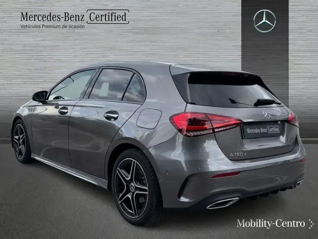 Usado Mercedes A180 AMG line 116 CV (85 kW) 2022 Mountaingrau  met. Berlina