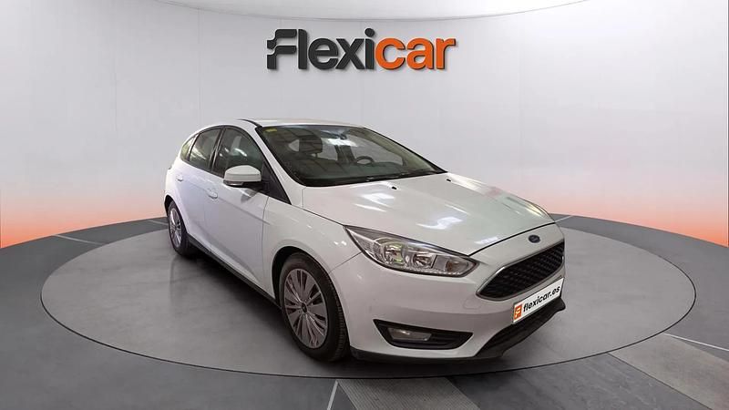 Usado Ford Focus 125 CV (91 kW) 2015 Blanco Berlina
