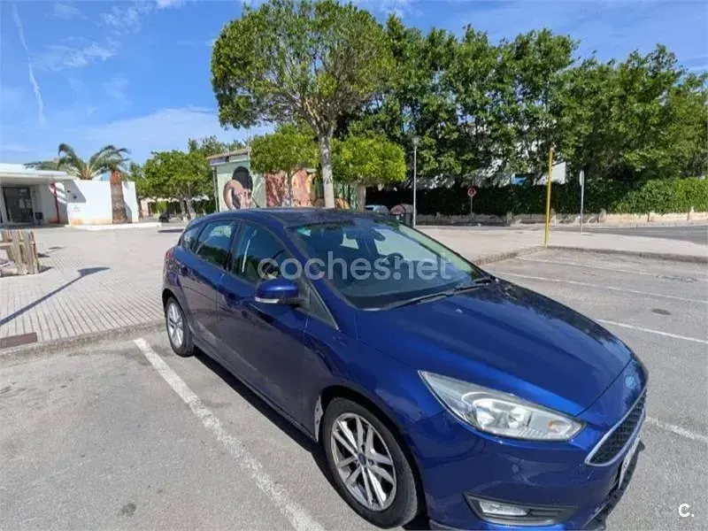 Usado Ford Focus Trend 120 CV (88 kW) 2017 Azul Berlina
