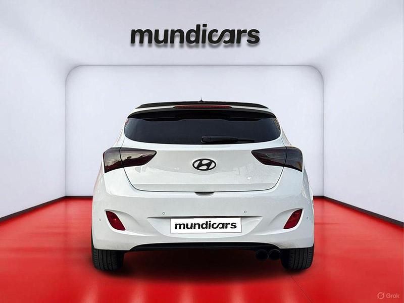 Usado Hyundai i30 110 CV (80 kW) 2016 Blanco Berlina