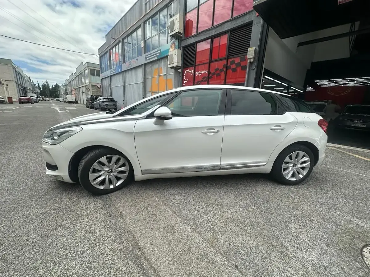 Usado Citroën DS5 112 CV (82 kW) 2012 Blanco Utilitario