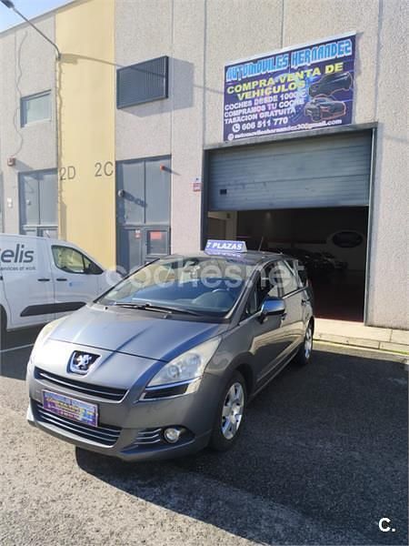 Gris / plata Usado 2011 Peugeot 5008 Monovolumen | 5600 € (Precio justo) - Imagen 1/4