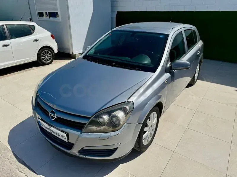 Usado Opel Astra Essentia 90 CV (66 kW) 2005 Gris / plata Berlina