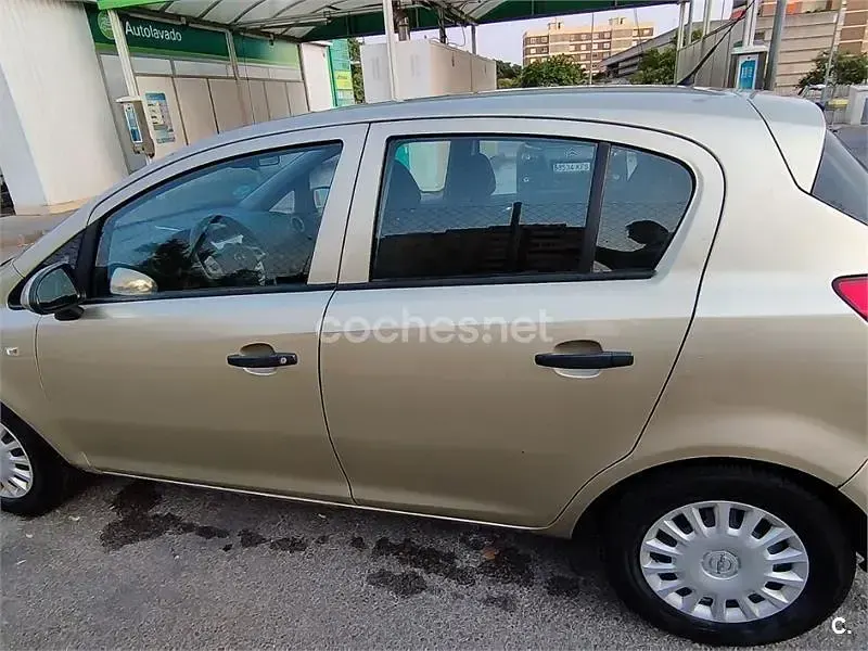 Usado Opel Corsa Enjoy 80 CV (58 kW) 2009 Beige Utilitario
