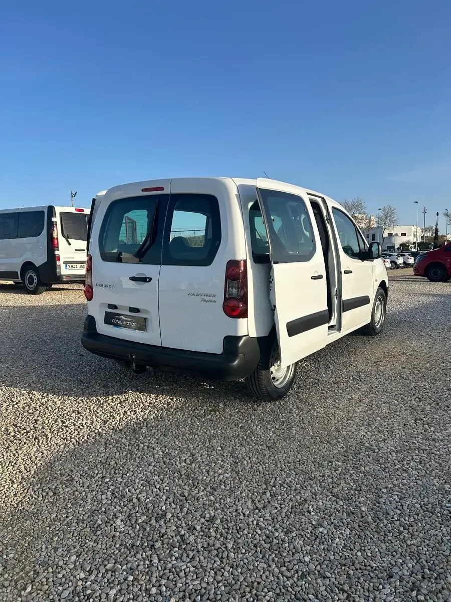 Usado Peugeot Partner Tepee Active 100 CV (73 kW) 2018 Blanco Monovolumen