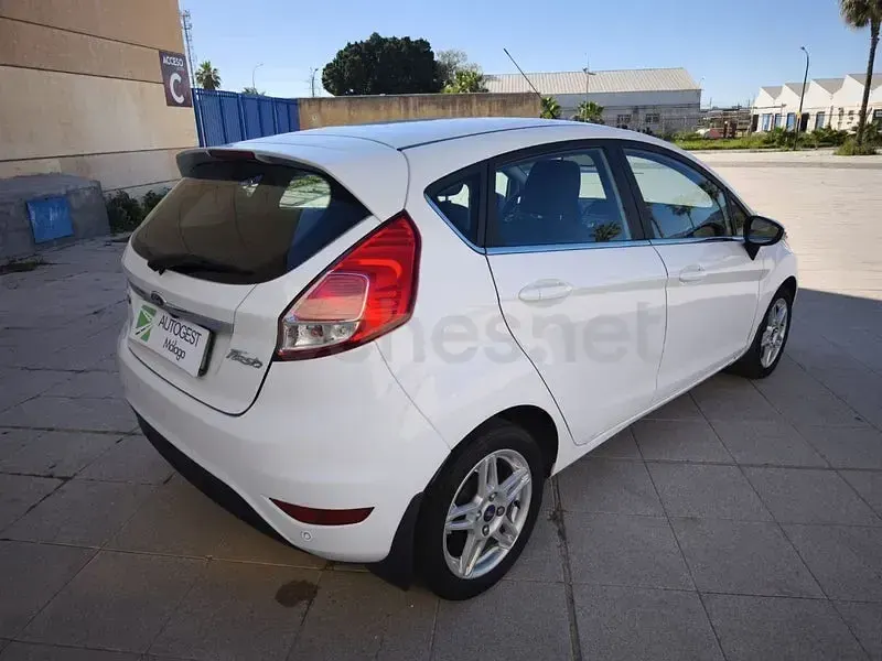 Usado Ford Fiesta Titanium 101 CV (74 kW) 2015 Blanco Berlina