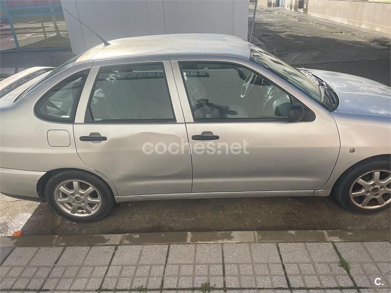 Usado Seat Cordoba Stella 90 CV (66 kW) 2000 Gris / plata Berlina