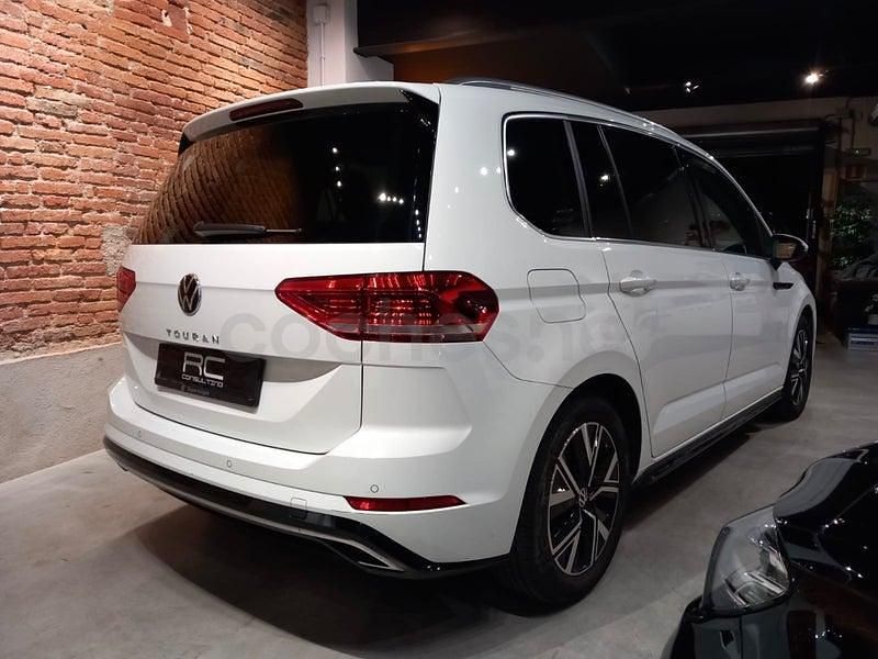 Usado VW Touran R-line 150 CV (110 kW) 2023 Blanco Monovolumen