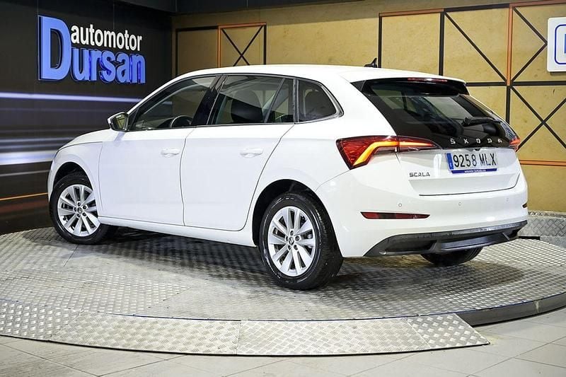 Usado Skoda Scala Ambition 110 CV (80 kW) 2023 Blanco Utilitario