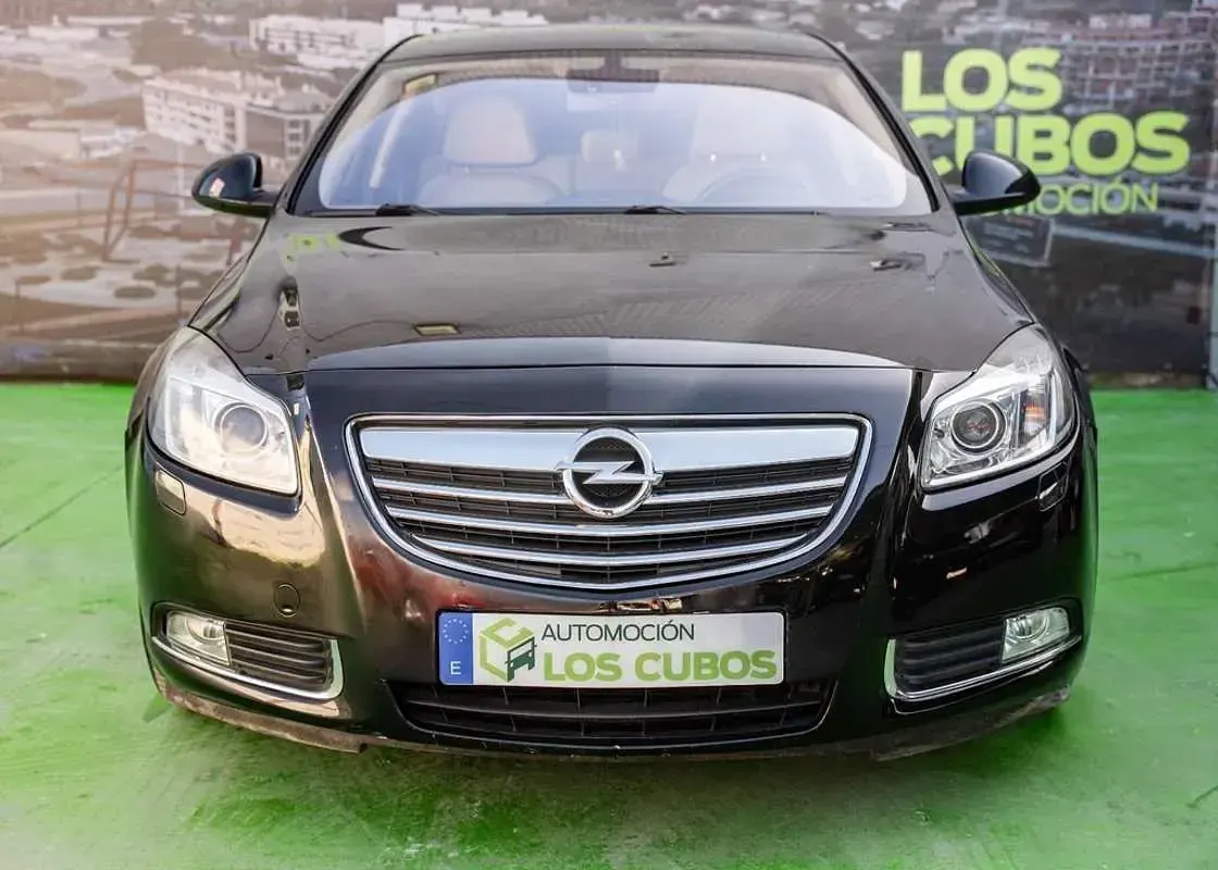 Usado Opel Insignia Cosmo 160 CV (117 kW) 2009 Negro Familiar