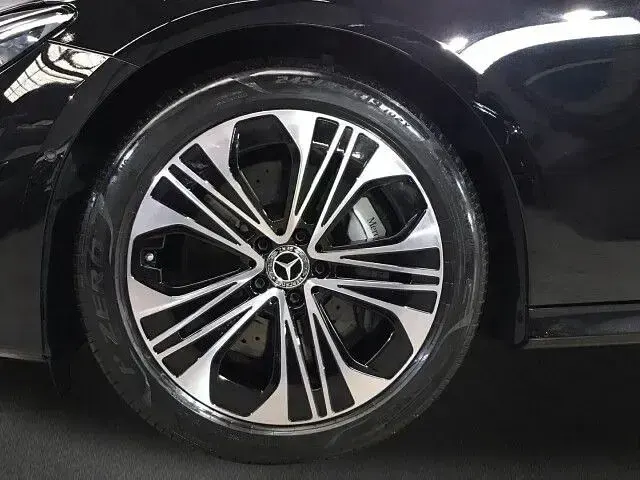 Usado Mercedes E300 313 CV (230 kW) 2025 Negro Familiar