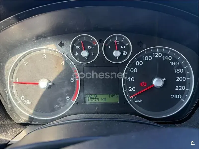 Usado Ford Focus Ghia 109 CV (80 kW) 2005 Azul Berlina